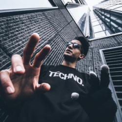 TECHNO-SWEATER (1 van 1)