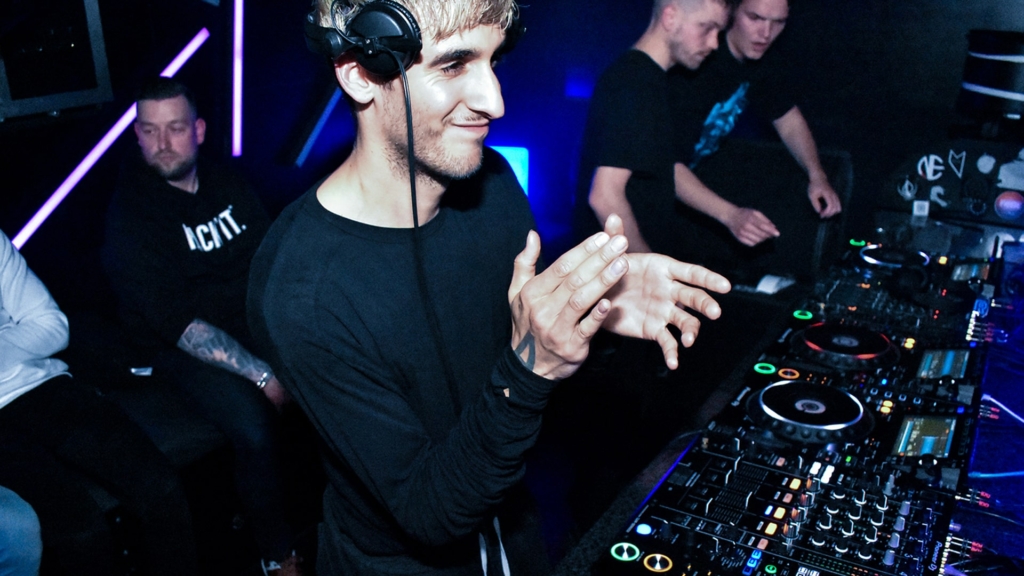 ONEDEFINED smiles with satisfaction, clapping his hands while engaging the crowd at Toffler in Rotterdam.