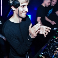 ONEDEFINED smiles with satisfaction, clapping his hands while engaging the crowd at Toffler in Rotterdam.